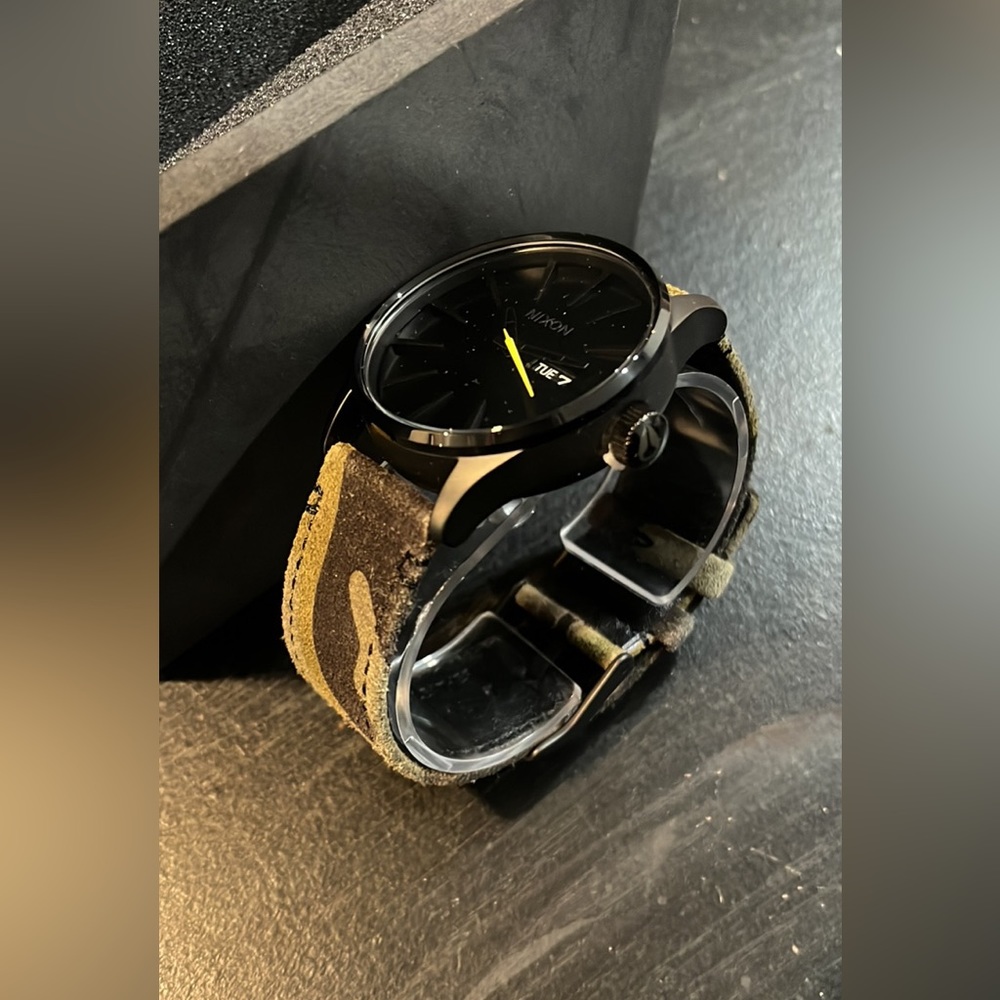 Nixon Sentry leather watch